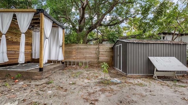 817 NW 17th St, Fort Lauderdale, FL 33311