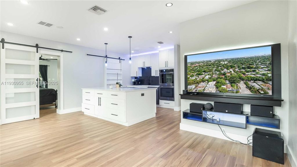 817 NW 17th St, Fort Lauderdale, FL 33311