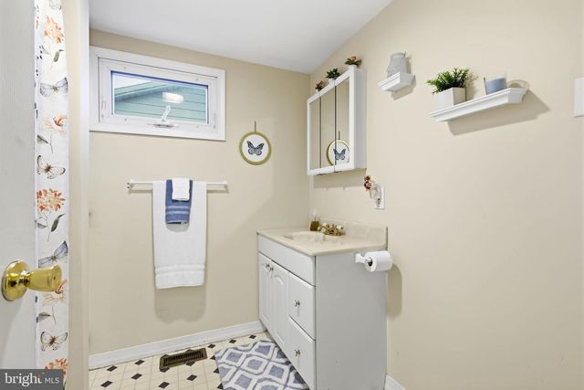 46 W VINE ST, Gibbstown, NJ 08027