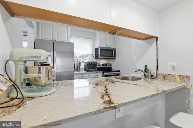 6144 STRASBURG DR, Centreville, VA 20121