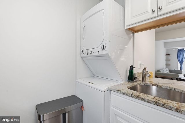 6144 STRASBURG DR, Centreville, VA 20121