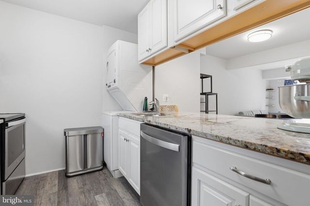 6144 STRASBURG DR, Centreville, VA 20121