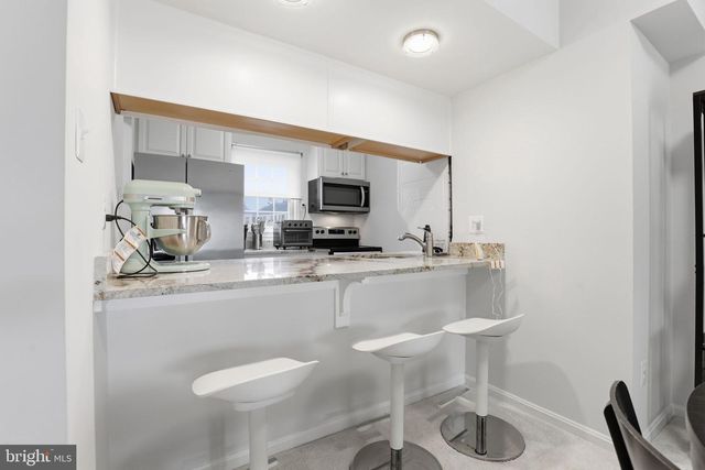 6144 STRASBURG DR, Centreville, VA 20121