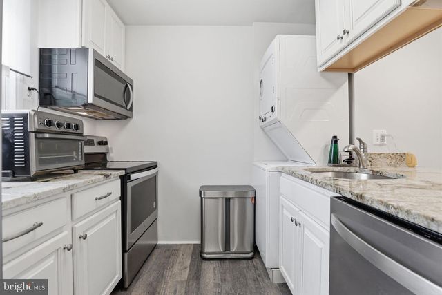 6144 STRASBURG DR, Centreville, VA 20121