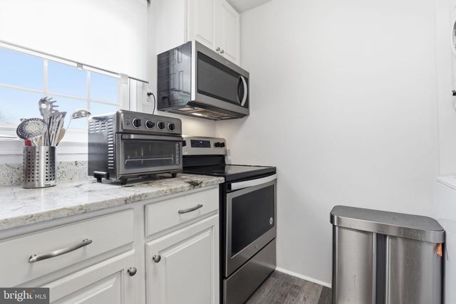 6144 STRASBURG DR, Centreville, VA 20121