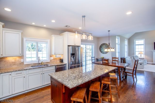 4 Ashton Ct, Raritan Twp., NJ 08822