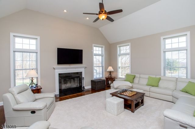 4 Ashton Ct, Raritan Twp., NJ 08822