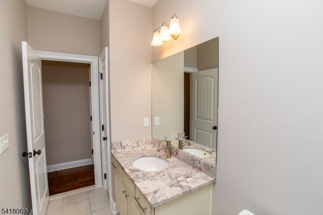 4 Ashton Ct, Raritan Twp., NJ 08822