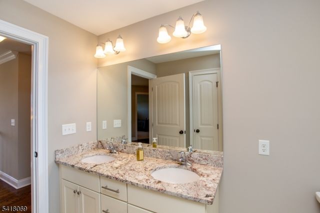 4 Ashton Ct, Raritan Twp., NJ 08822