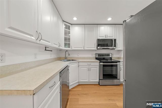156 Parkview Drive 24, Teaneck, NJ 07666