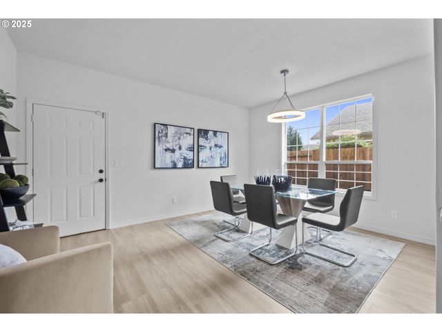 240 NORWAY St, Silverton, OR 97381