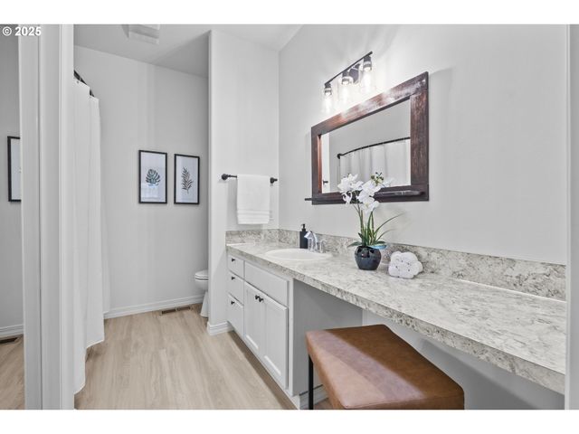 240 NORWAY St, Silverton, OR 97381