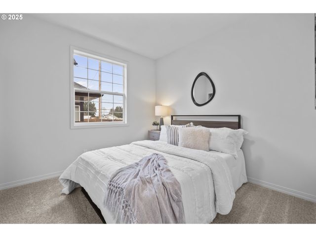 240 NORWAY St, Silverton, OR 97381