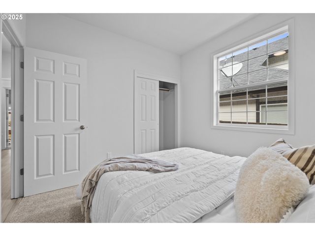 240 NORWAY St, Silverton, OR 97381