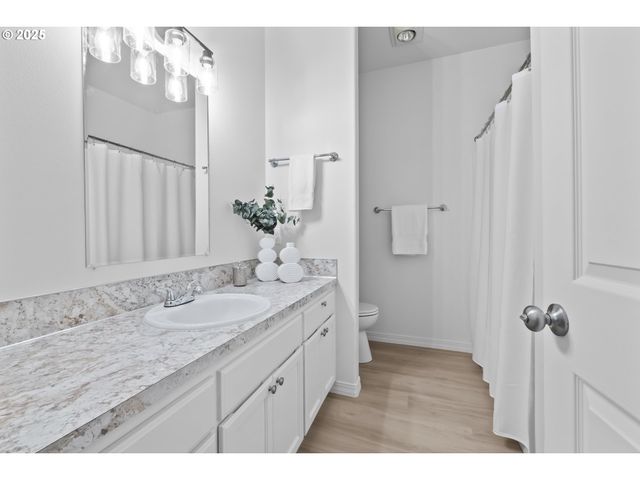 240 NORWAY St, Silverton, OR 97381