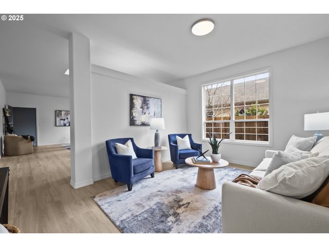 240 NORWAY St, Silverton, OR 97381