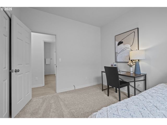 240 NORWAY St, Silverton, OR 97381