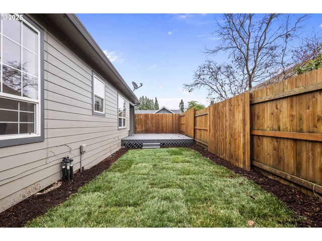 240 NORWAY St, Silverton, OR 97381