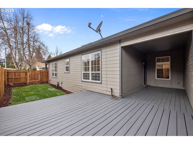 240 NORWAY St, Silverton, OR 97381