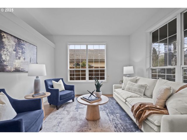 240 NORWAY St, Silverton, OR 97381