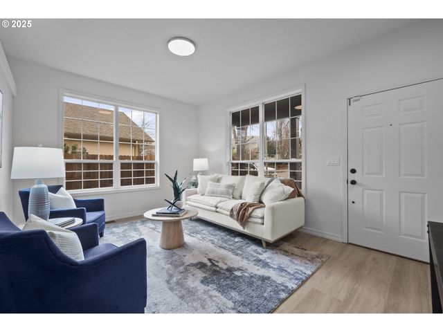 240 NORWAY St, Silverton, OR 97381