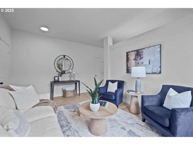 240 NORWAY St, Silverton, OR 97381