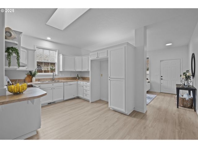 240 NORWAY St, Silverton, OR 97381