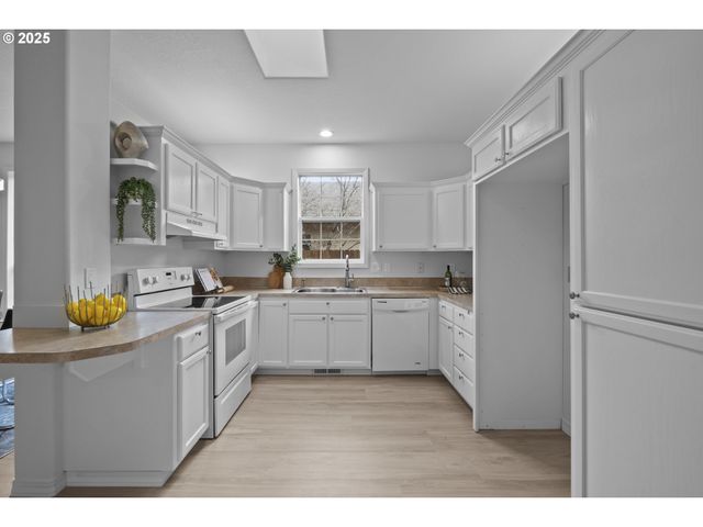 240 NORWAY St, Silverton, OR 97381