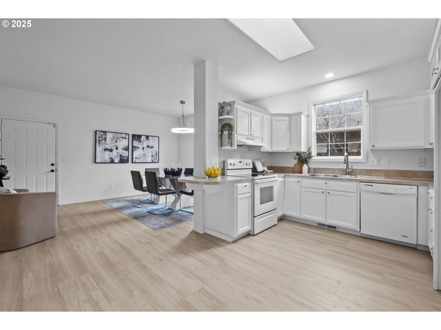 240 NORWAY St, Silverton, OR 97381