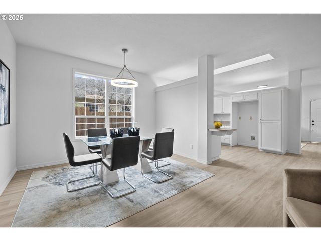 240 NORWAY St, Silverton, OR 97381