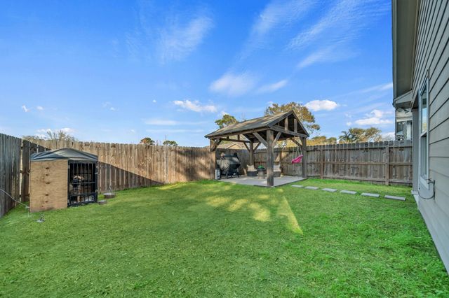 320 W Live Oak Street, Angleton, TX 77515