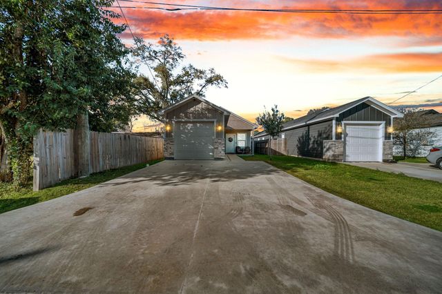 320 W Live Oak Street, Angleton, TX 77515
