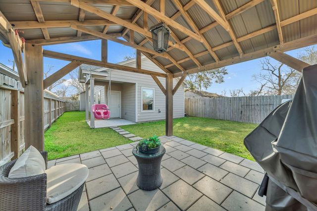 320 W Live Oak Street, Angleton, TX 77515