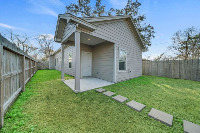 320 W Live Oak Street, Angleton, TX 77515