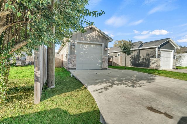 320 W Live Oak Street, Angleton, TX 77515