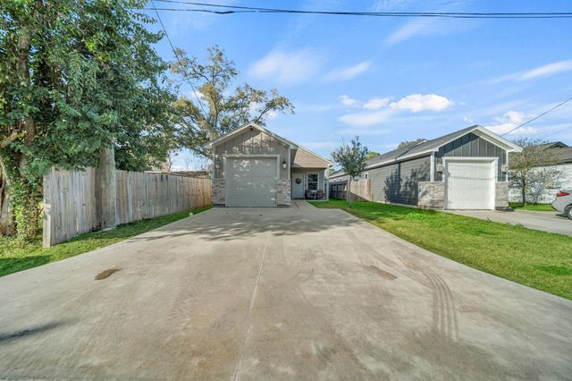 320 W Live Oak Street, Angleton, TX 77515