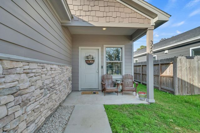 320 W Live Oak Street, Angleton, TX 77515