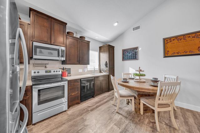 320 W Live Oak Street, Angleton, TX 77515