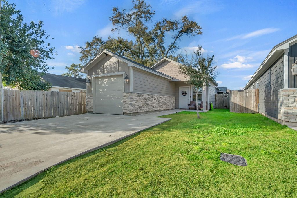 320 W Live Oak Street, Angleton, TX 77515
