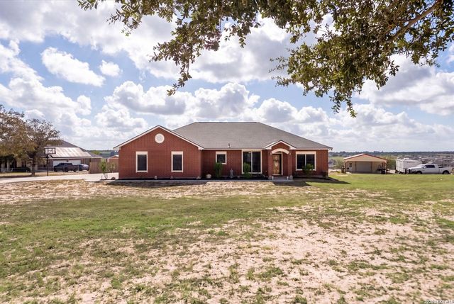 700 Lake Valley Dr, La Vernia, TX 78121
