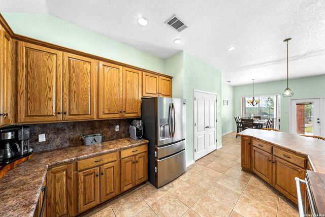 700 Lake Valley Dr, La Vernia, TX 78121