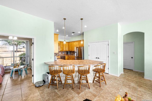 700 Lake Valley Dr, La Vernia, TX 78121