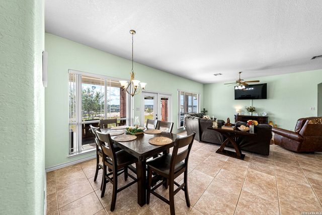 700 Lake Valley Dr, La Vernia, TX 78121