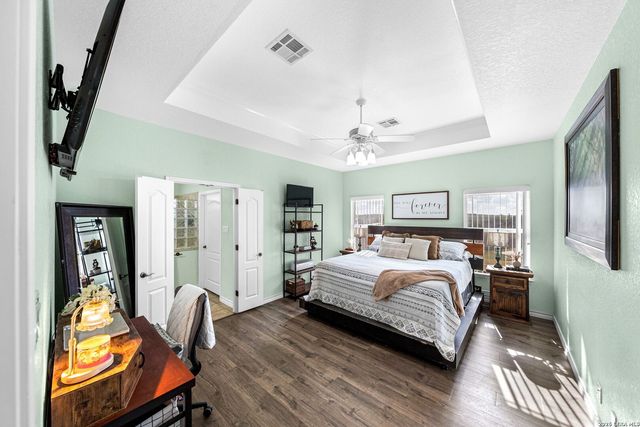 700 Lake Valley Dr, La Vernia, TX 78121