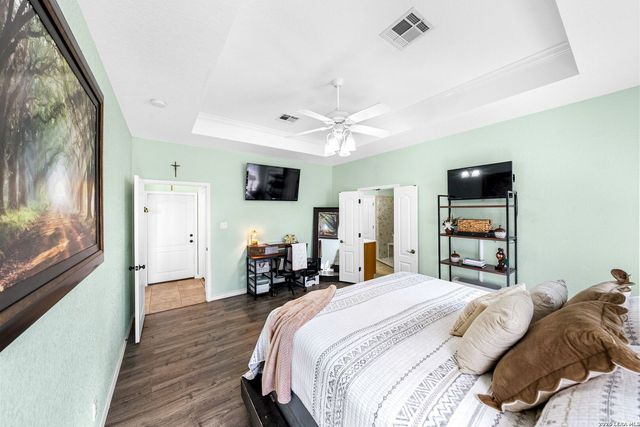 700 Lake Valley Dr, La Vernia, TX 78121