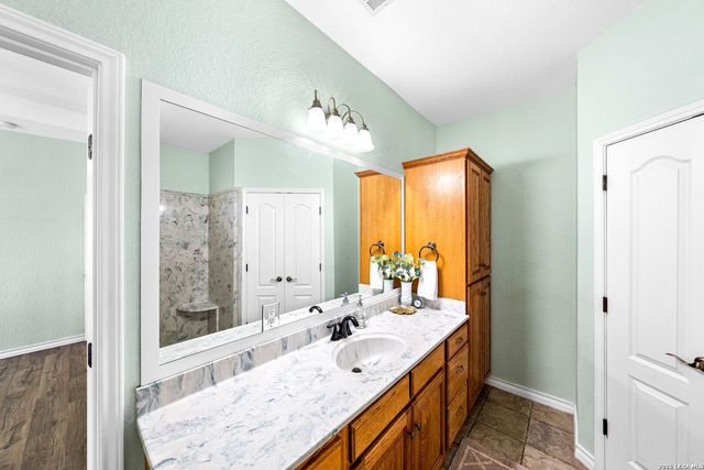 700 Lake Valley Dr, La Vernia, TX 78121