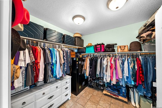 700 Lake Valley Dr, La Vernia, TX 78121