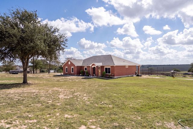 700 Lake Valley Dr, La Vernia, TX 78121