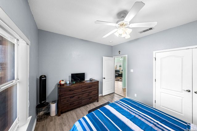 700 Lake Valley Dr, La Vernia, TX 78121