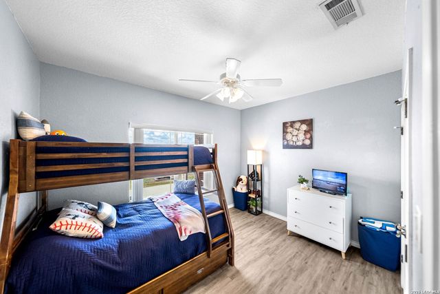 700 Lake Valley Dr, La Vernia, TX 78121